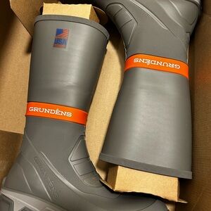 Brand New GRUNDENS DECK BOSS 15" BOOT size 10 
SH-7001
